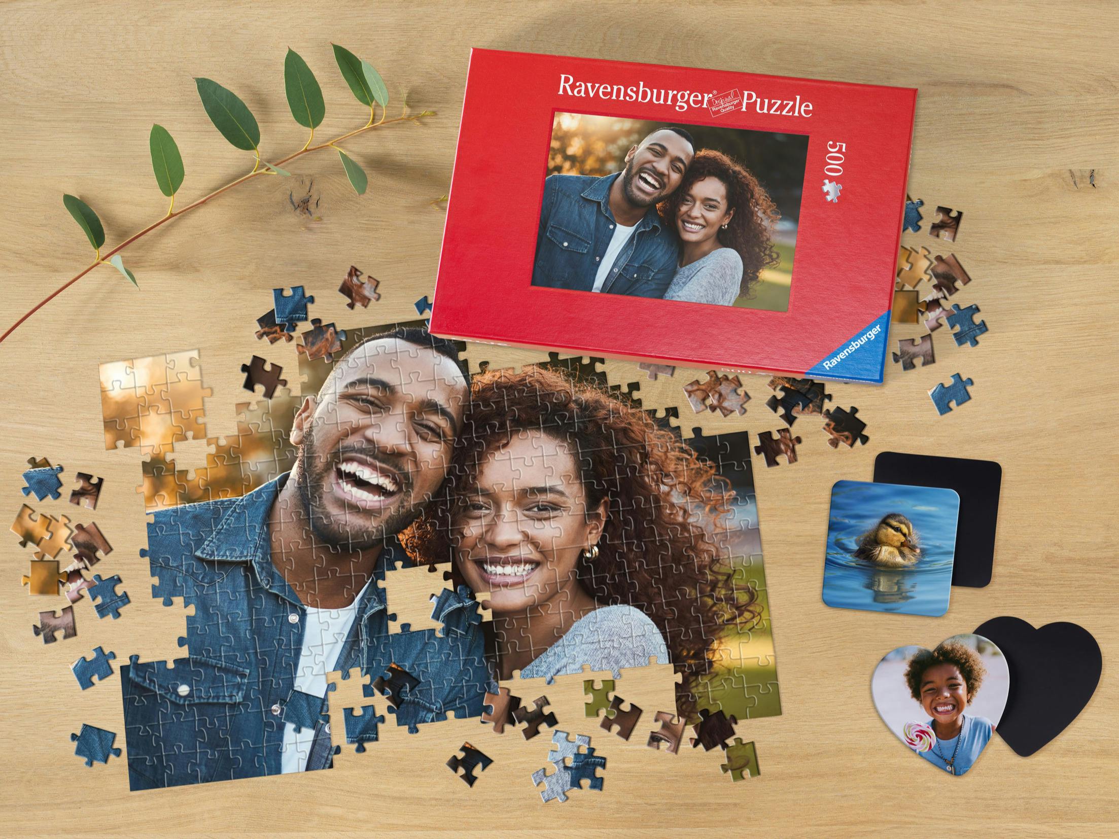 Puzzle photo Ravensburger 1000 pièces et magnets avec photo d'une famille, sur une table avec décoration printanière 