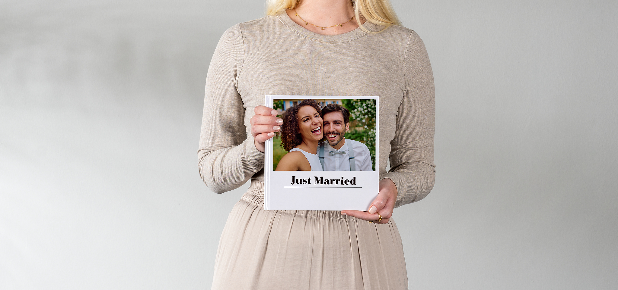 Pixum Fotobuch groß im quadratischen Format mit einem Hochzeitsfoto auf dem Cover