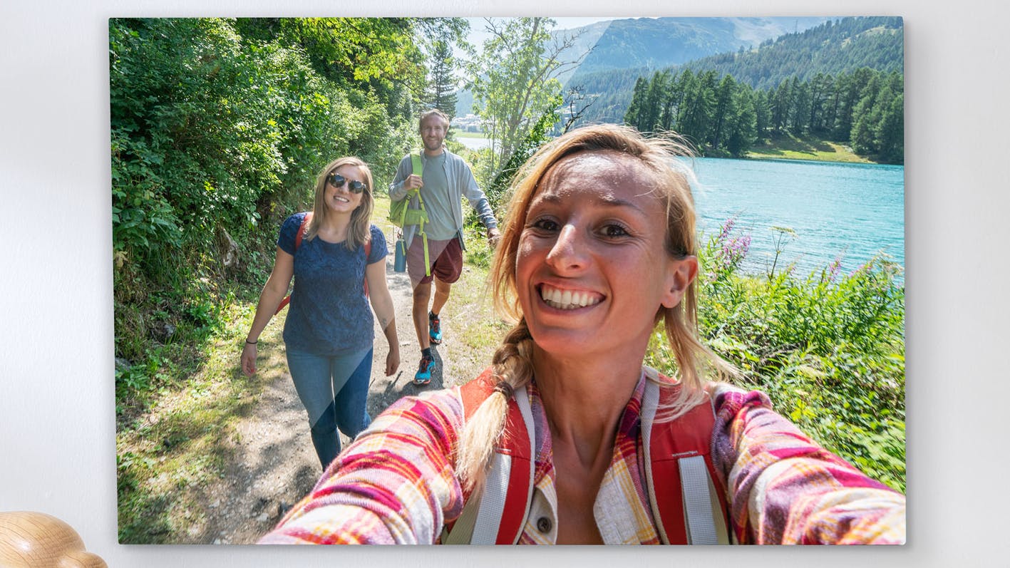 Foto som galleritryck med en bild på en grupp vänner som vandrar vid sjön