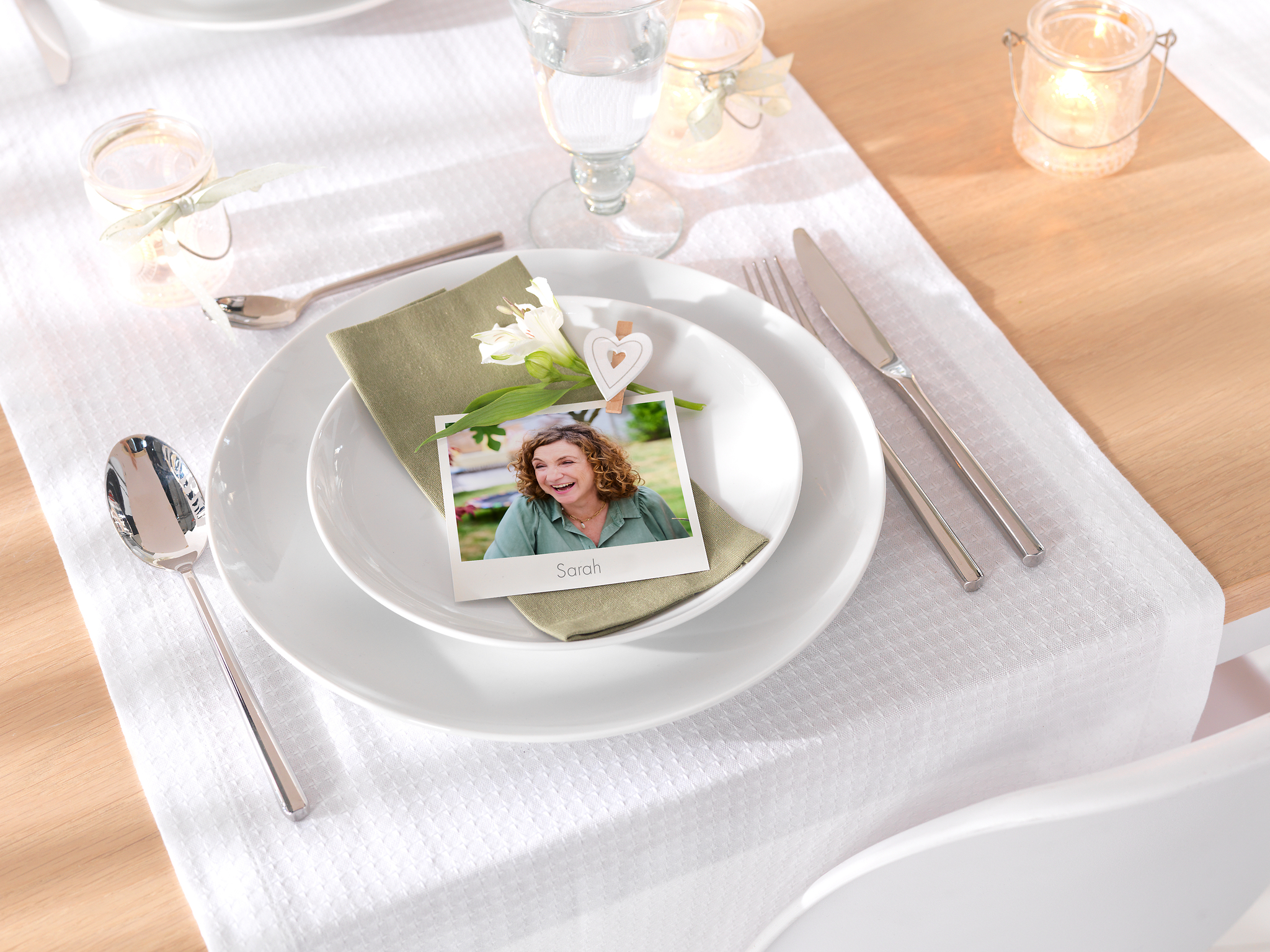 Retro foto met daarop een vrouw als naamkaartje op een tafel voor een bruiloft