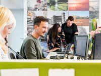 Pixum Kundenservice Mitarbeiter:innen des Pixum Kundenservices am Telefon