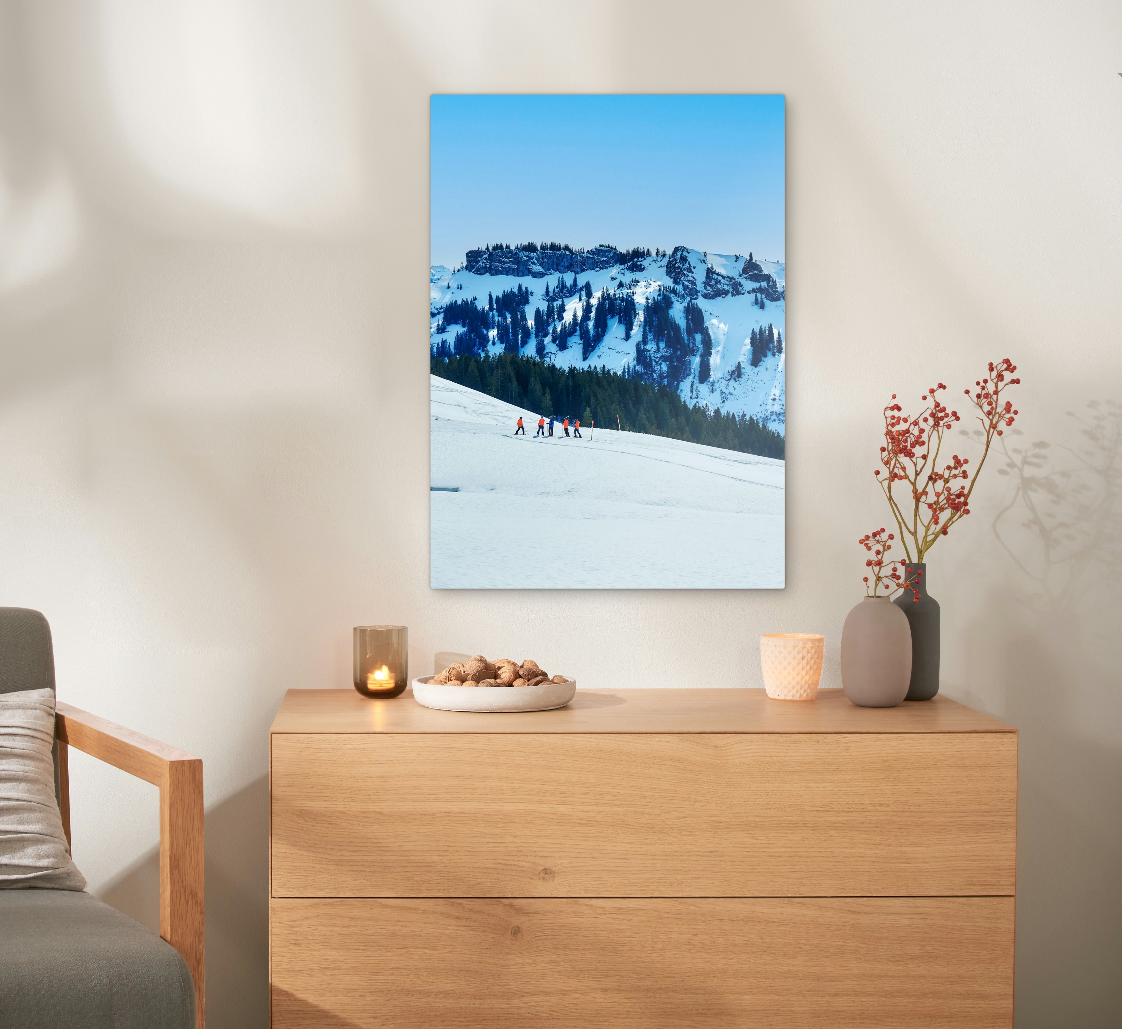 Ein Wandbild aus Alu-Dibond hängt an einer Wand. Darauf ist eine Landschaft abgebildet.