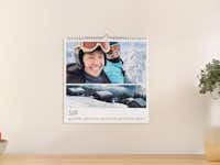 Calendrier mural carré format medium sur un mur Calendrier mural carré format medium sur un mur avec des photos dans la neige