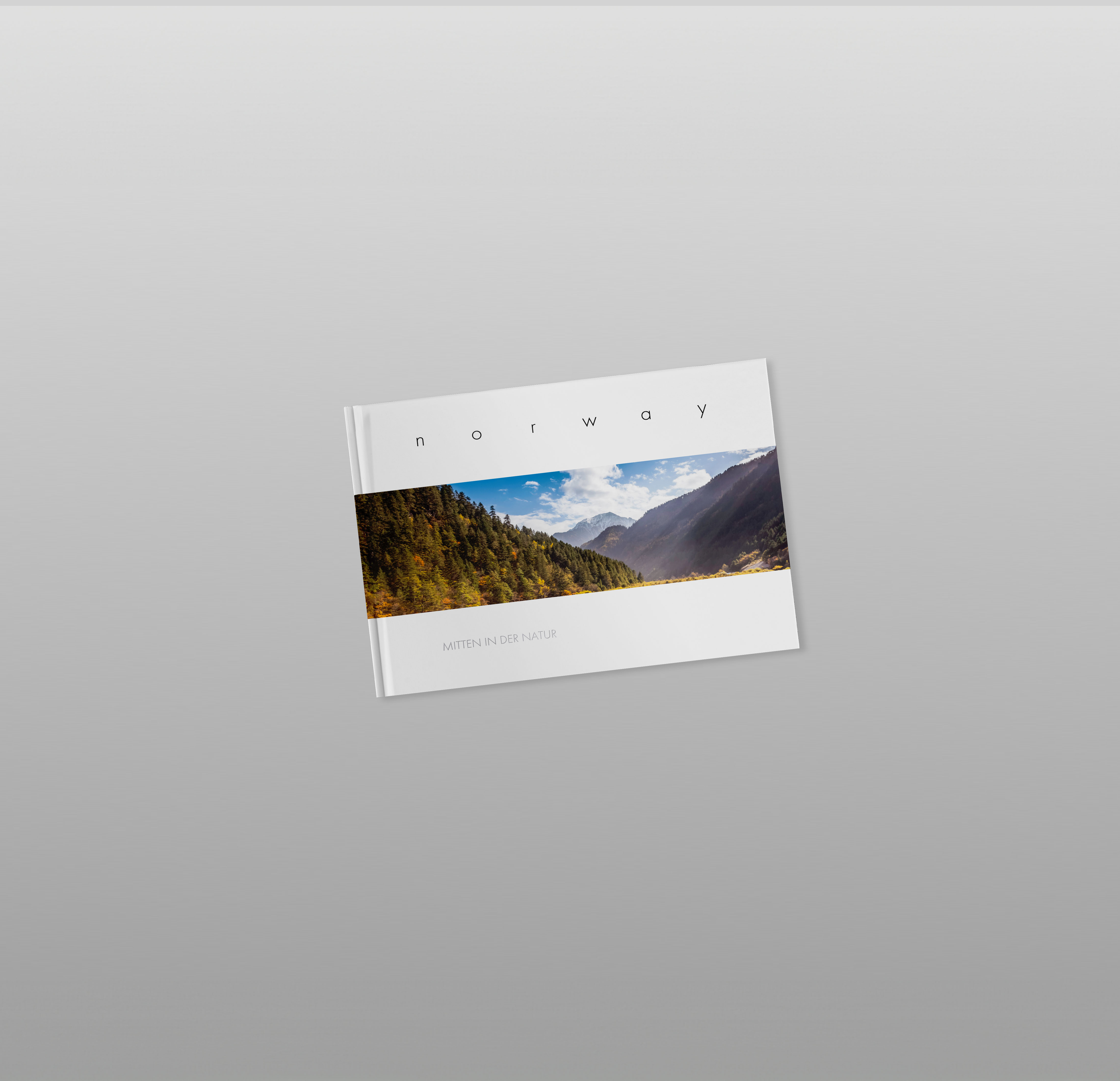 Ein Pixum Fotobuch mit der Vorlage "Wo die Reise beginnt" um ein Fotobuch vom Urlaub zu gestalten