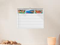 Familienkalender A4 im Querformat Familienkalender A4 im Querformat mit einer Fotocollage mit Sommerbildern von einer Familie.