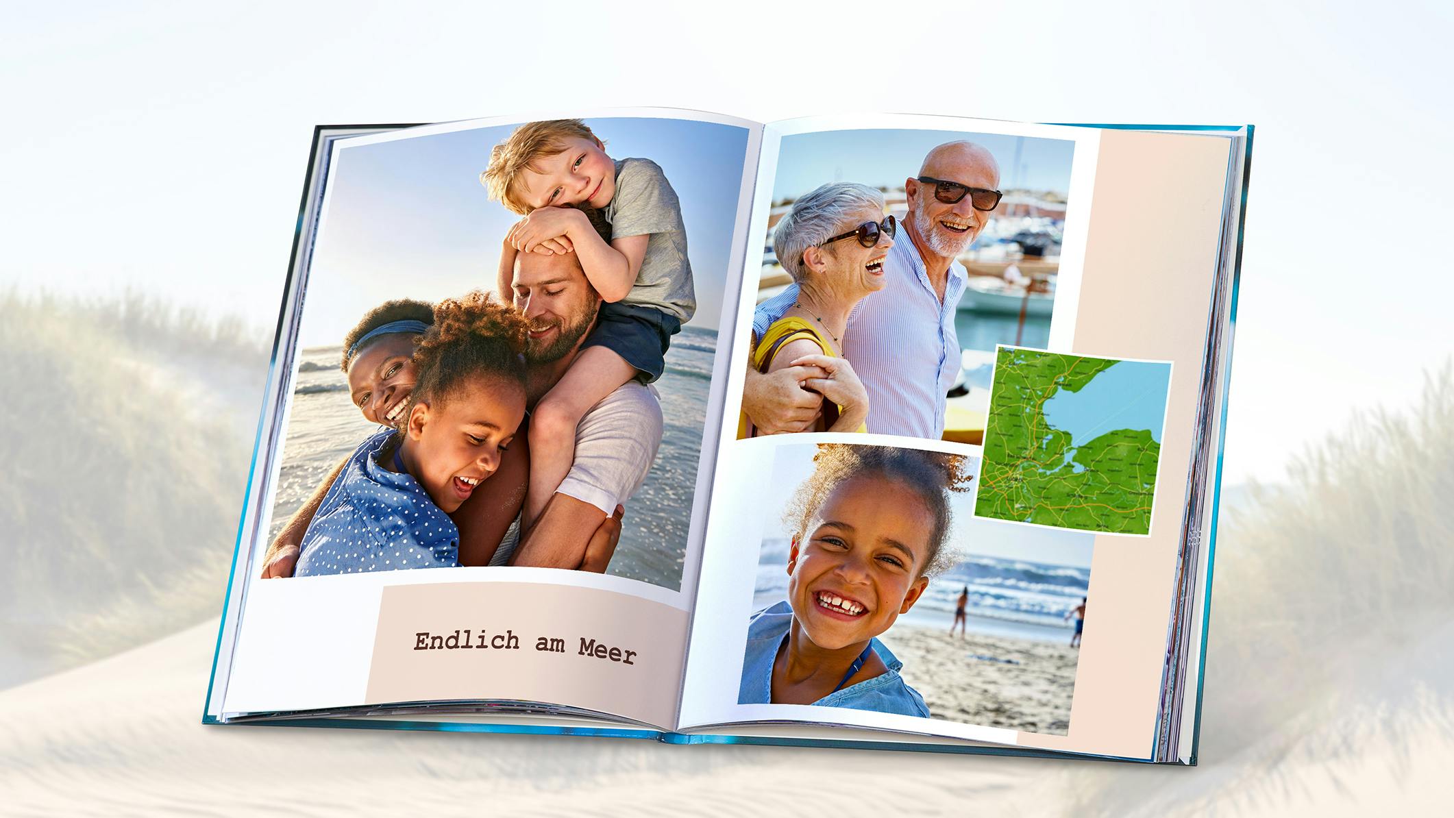Familienfotobuch Endlich am Meer Bild von einem Pixum Fotobuch mit einer Familie am Strand