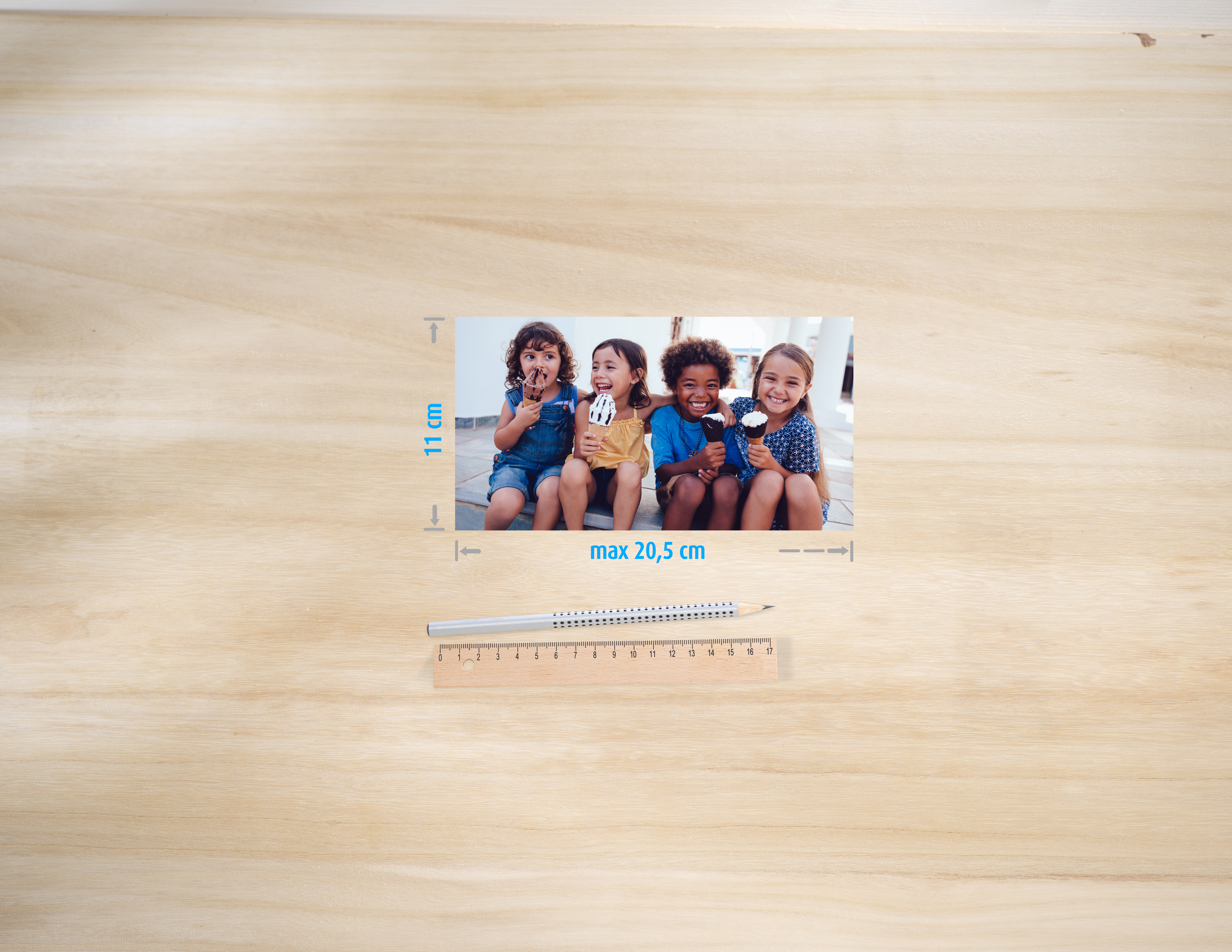 Tirage de 4 enfants sur une table dans les dimensions 11x20,5cm