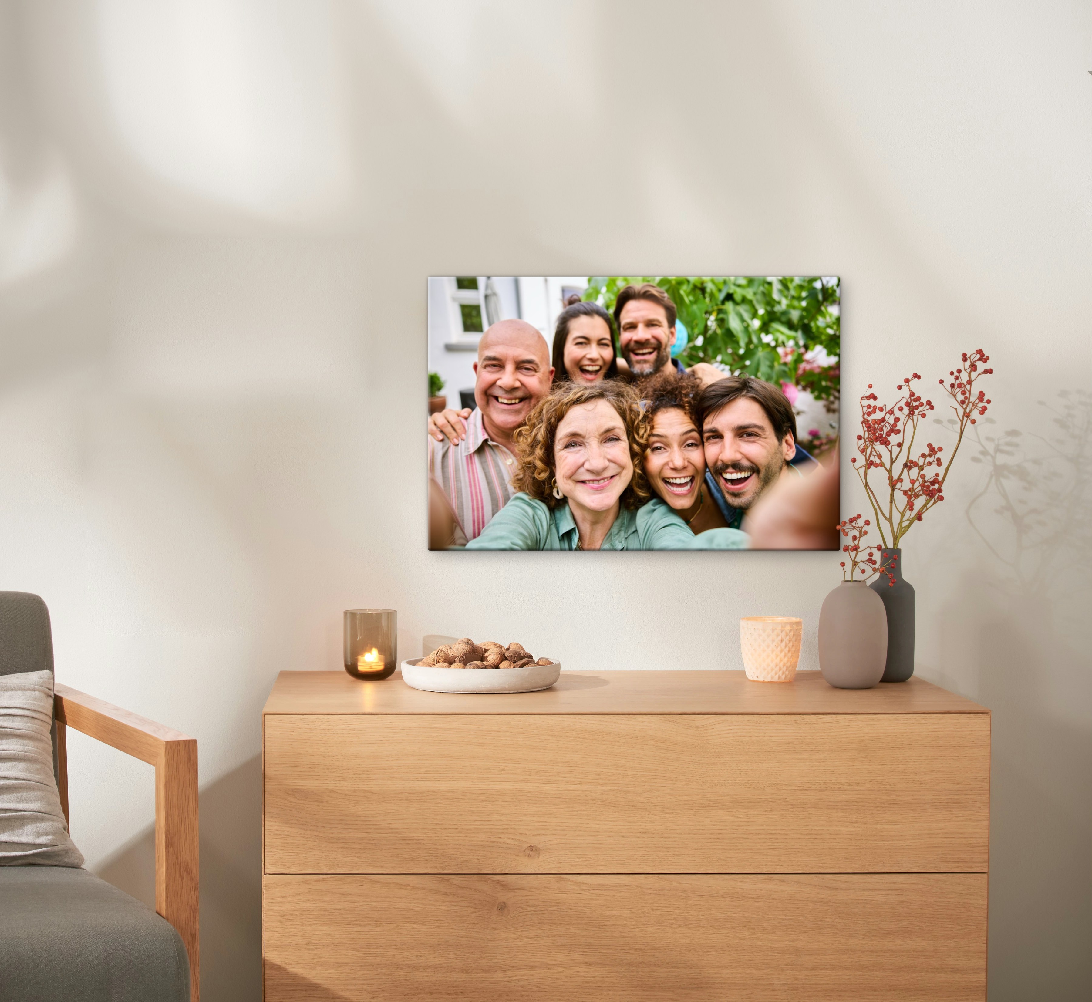 Fotoleinwand mit einem Familienportrait hängt an einer Wand