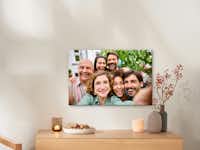 Pixum Fotoleinwand mit Familienfotos Fotoleinwand mit einem Familienportrait hängt an einer Wand