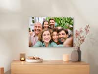 Pixum Fotoleinwand mit Familienfotos Fotoleinwand mit einem Familienportrait hängt an einer Wand