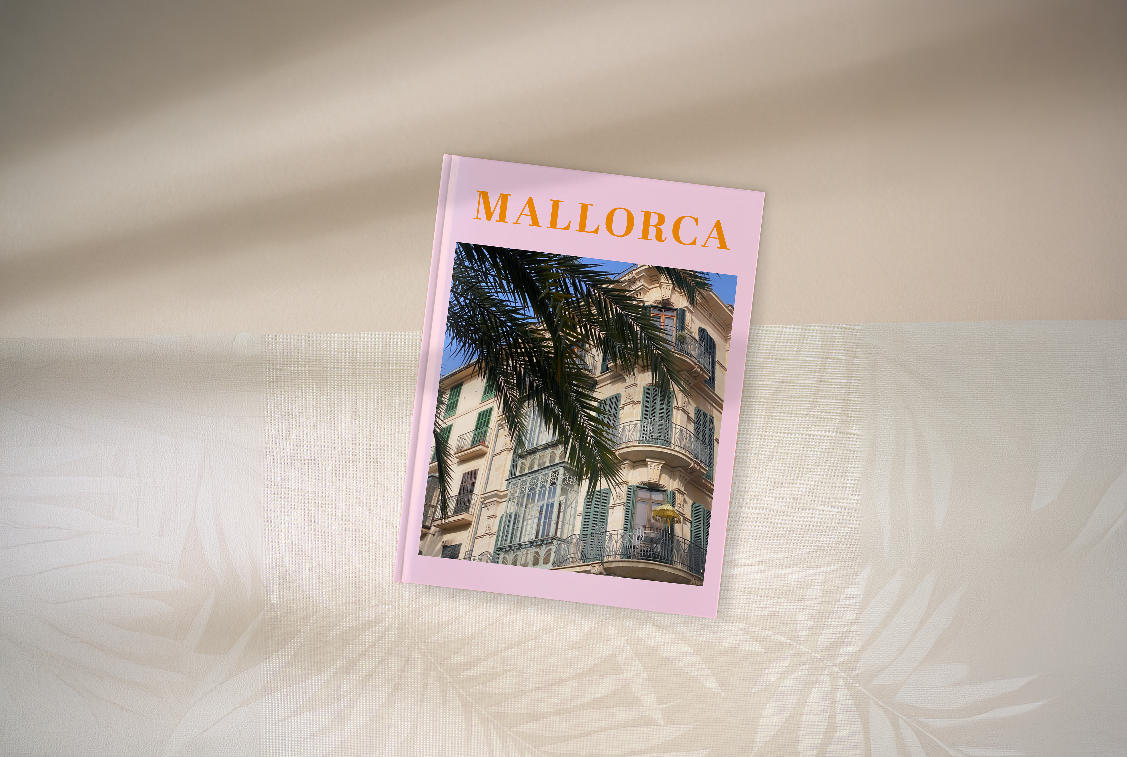 Mehrere Coffee Table Books mit der Reisevorlage 