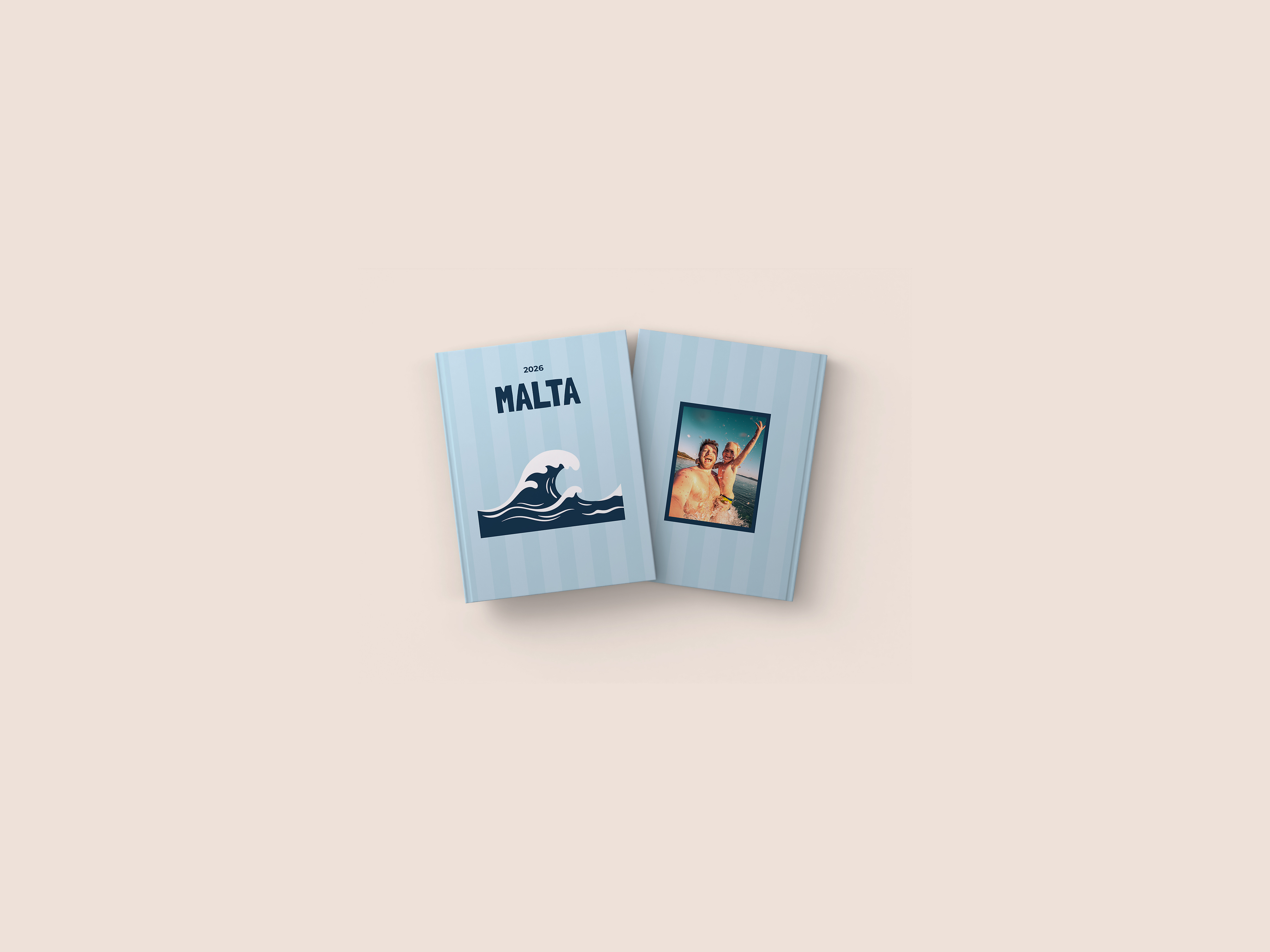 Deux livres photo de la collection voyage sont placés côte à côte. Sur la couverture, le titre du livre ; au dos, un espace dédié à une photo.