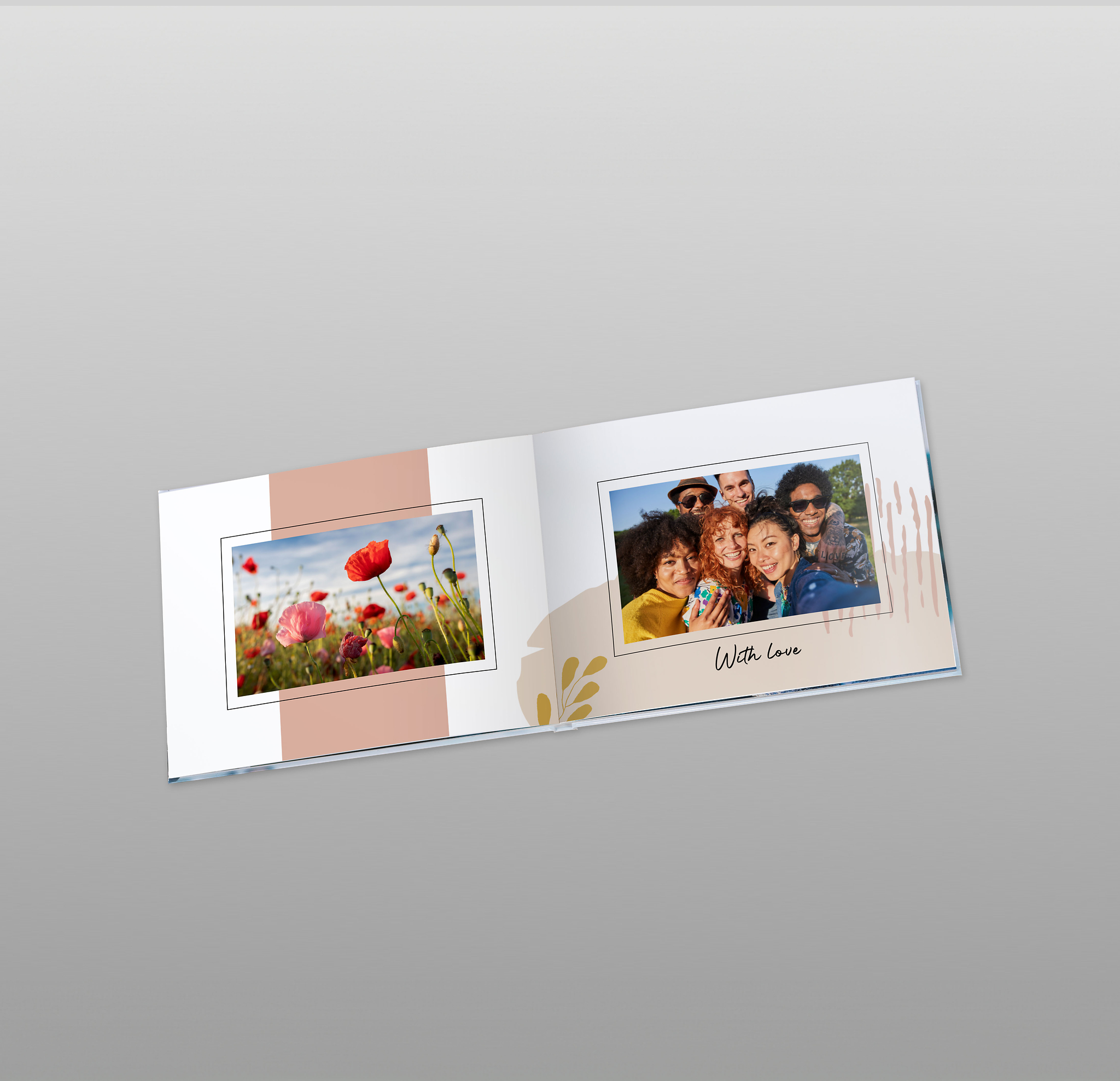Auf einem grauen Hintergrund wird ein aufgeklapptes Pixum Fotobuch gezeigt, dass mit einer Designsvorlage erstellt wurde. Hell rosa und beige Elemente ergänzen zwei Fotos. Auf einem sind Blumen zu sehen, auf dem anderen eine Freundesgruppe.