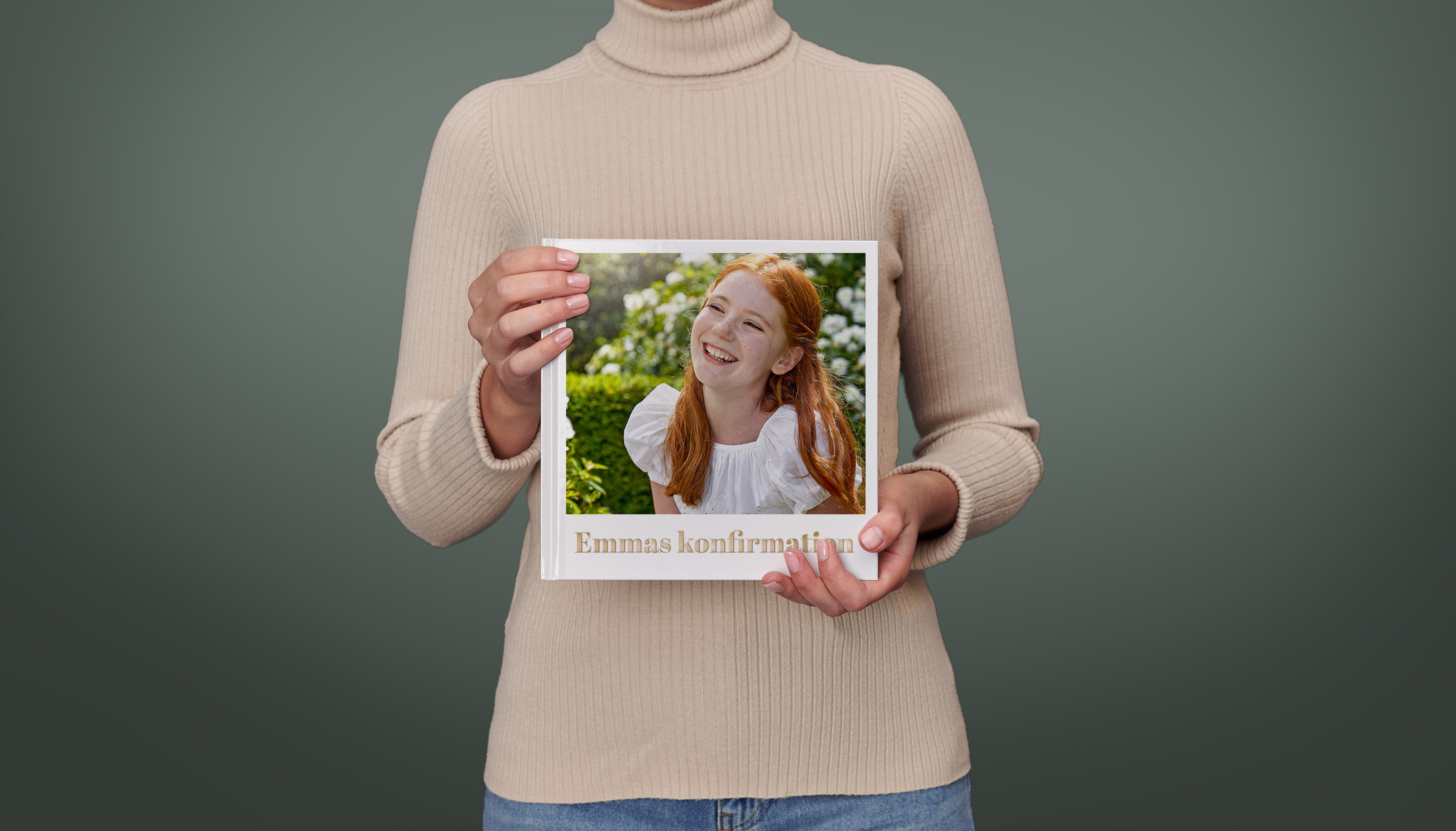 Fotobog til konfirmation i kvadratisk format med en pige i konfirmationskjole