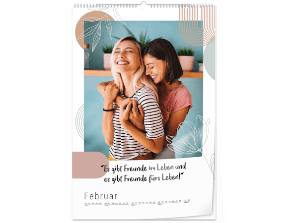 Sprüche-Kalender selbst gestalten Selbstgestalteter Fotokalender mit Spruch über Freundschaft und Foto von zwei jungen Frauen.