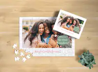 Gutscheinpuzzle mit 200 Teilen Gutscheinpuzzle mit 200 Teilen mit einem Foto von drei Freundinnen, die sich umarmen.