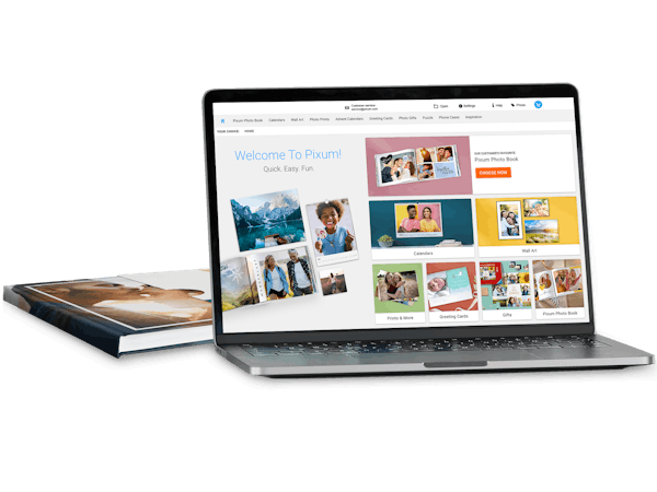 Pixum fotouniversum programvara Klipp ut ur en Macbook med en skärmdump av programvaran Pixum fotouniversum