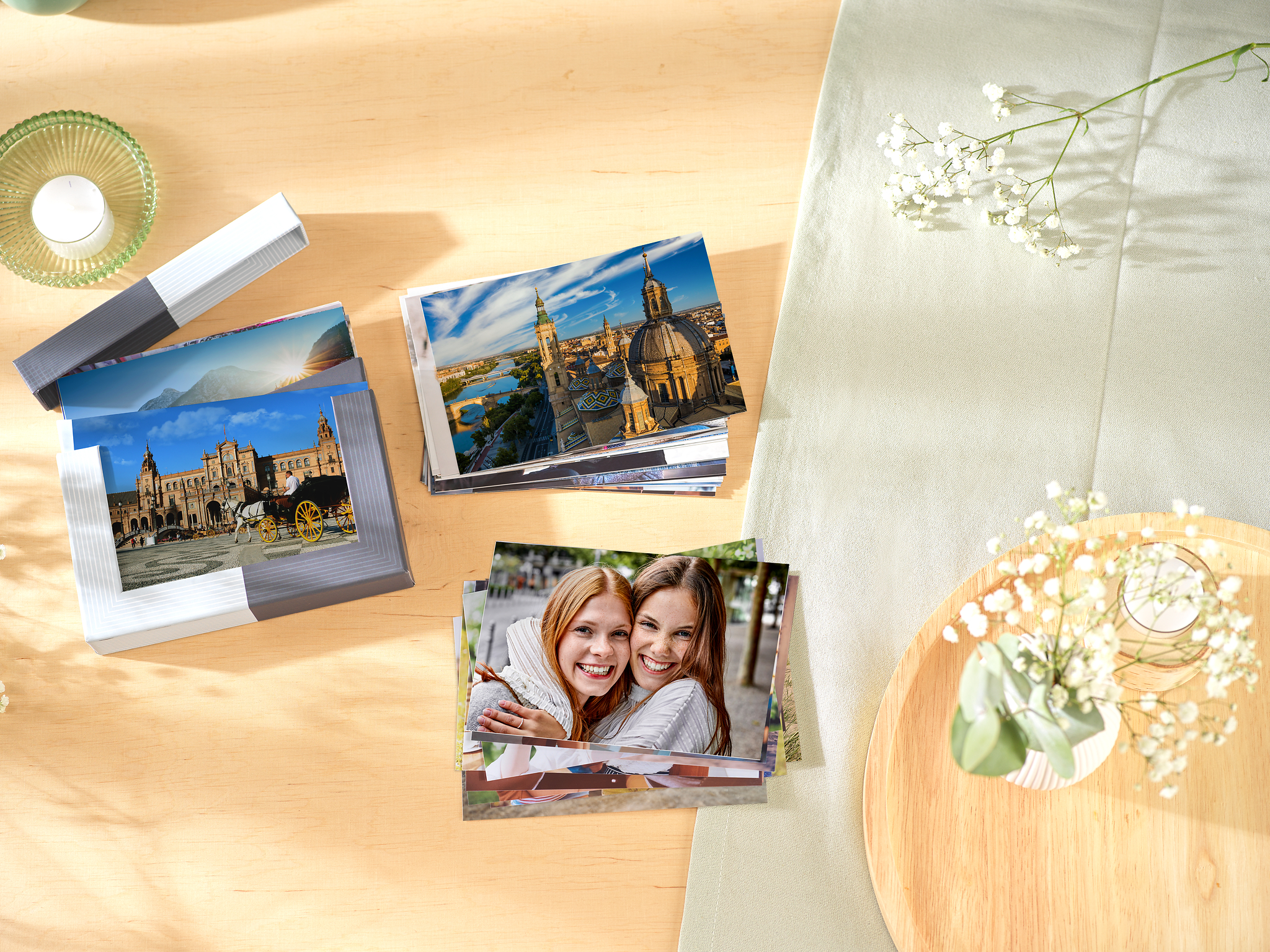 Fotoabzüge von zwei Freundinnen auf einer Städtereise in einer Box 