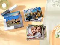 Fotoabzüge von zwei Freundinnen auf einer Städtereise in einer Box Fotoabzüge von zwei Freundinnen auf einer Städtereise in einer Box