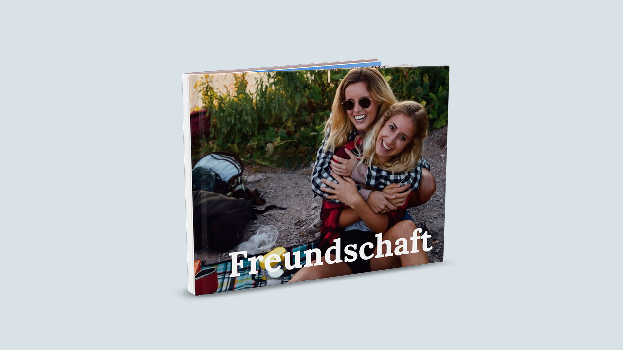 Fotobuchcover mit dem Bild von zwei Freundinnen und dem Titel "Freundschaft". Das Foto bedeckt das Cover ganzflächig und der Titel liegt auf dem Foto.