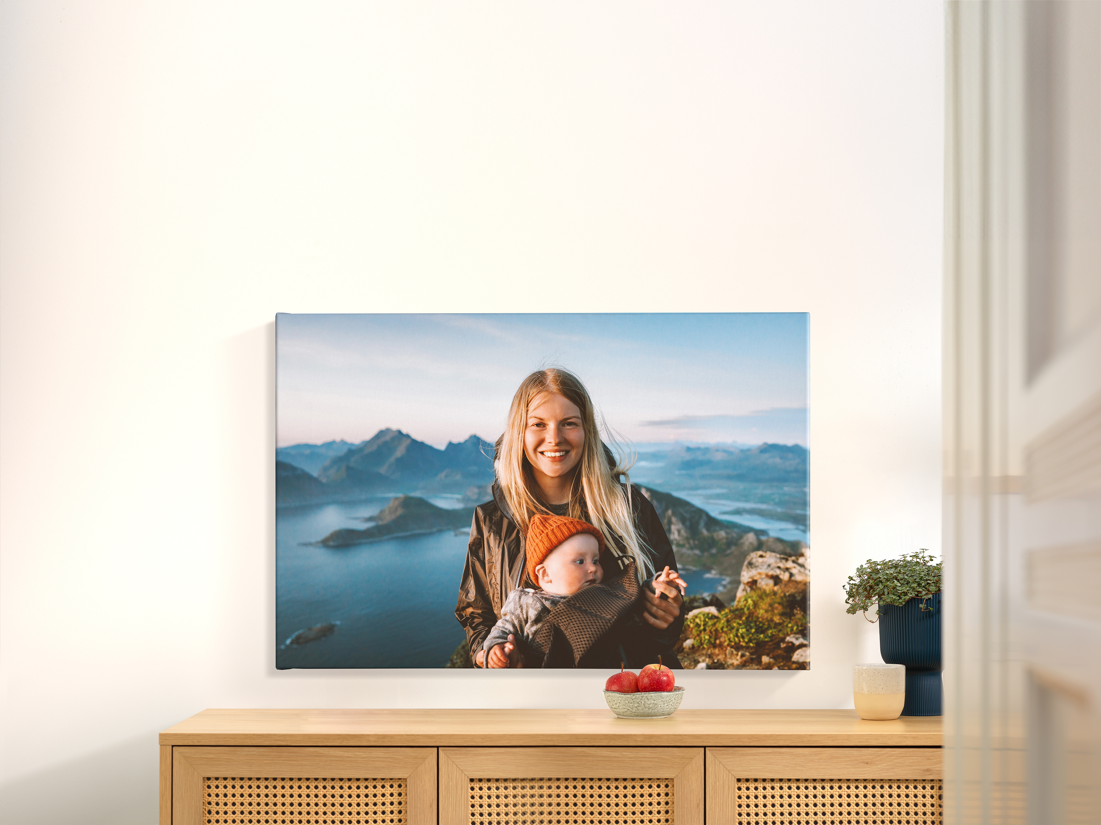 Pixum-seinätaulu, jossa näkyy äiti ja lapsi vuorivaelluksella