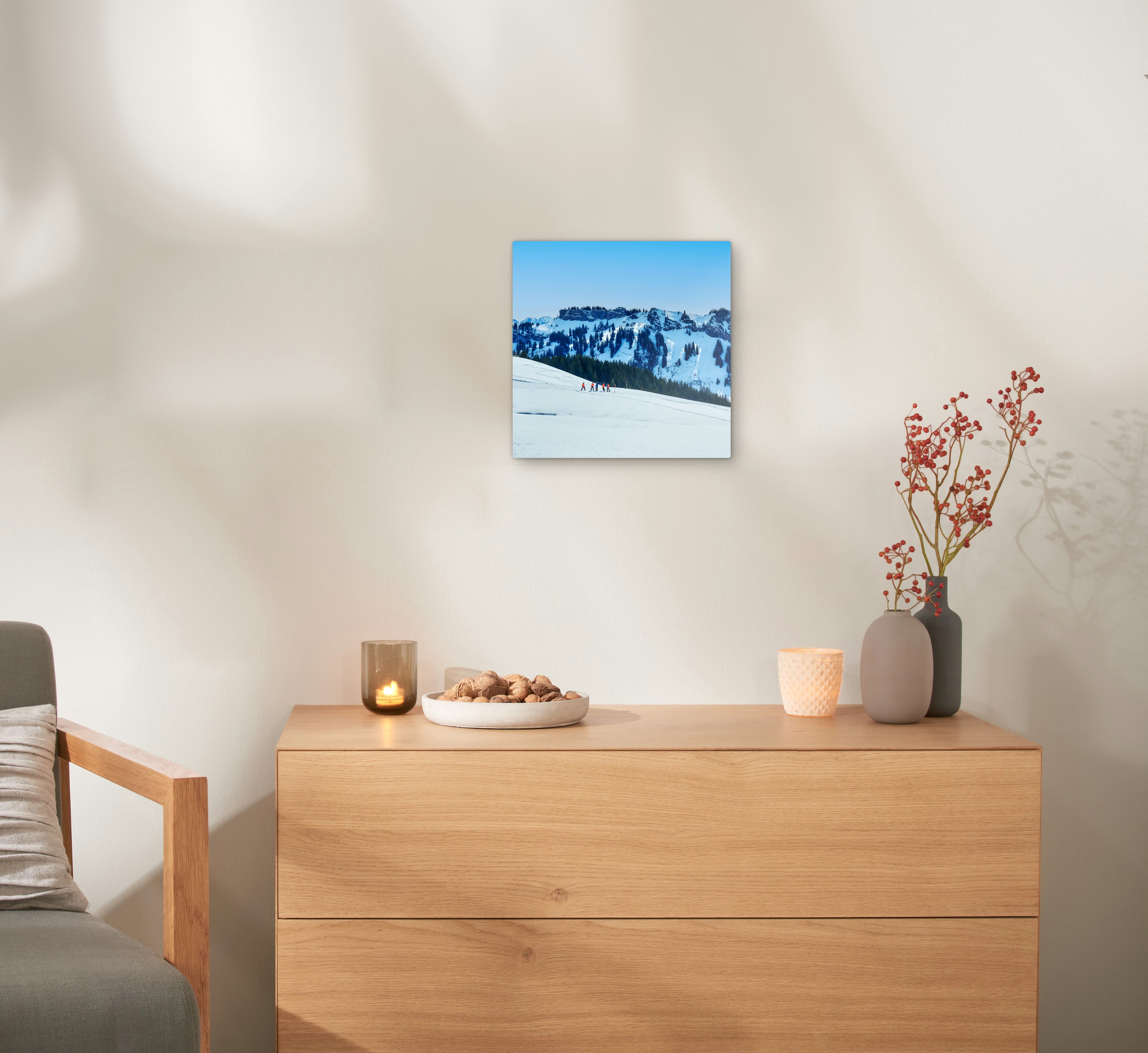 Ein Wandbild aus Alu-Dibond hängt an einer Wand. Darauf ist eine Landschaft abgebildet.