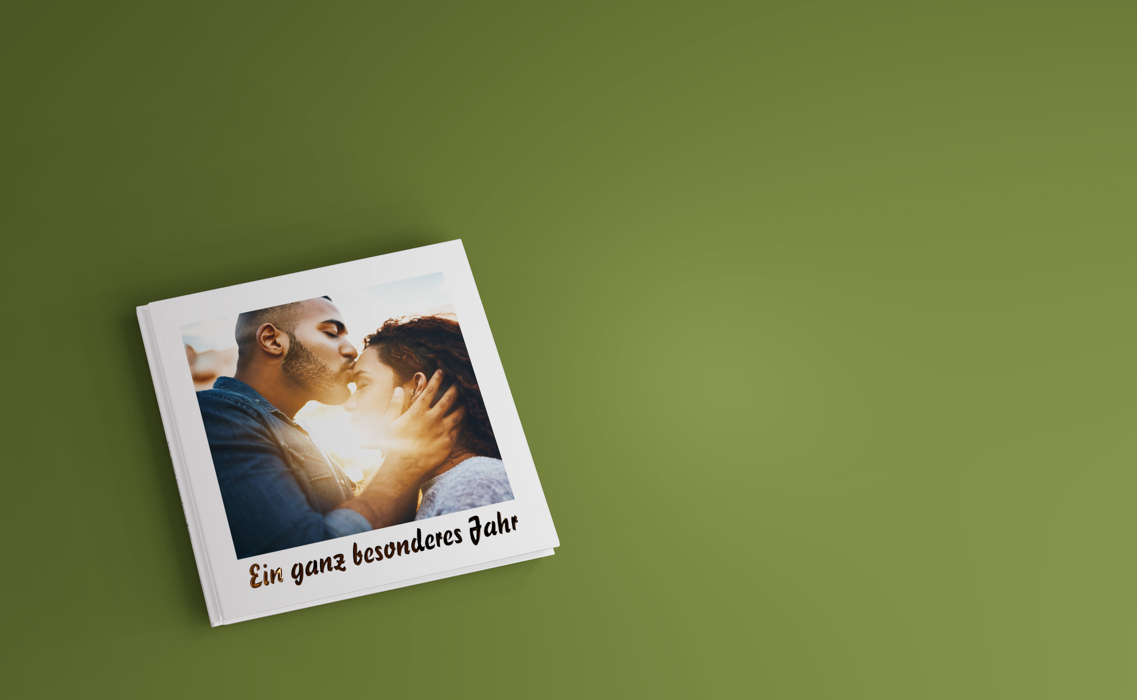 Pixum Fotobuch mit veredeltem Schriftzug.