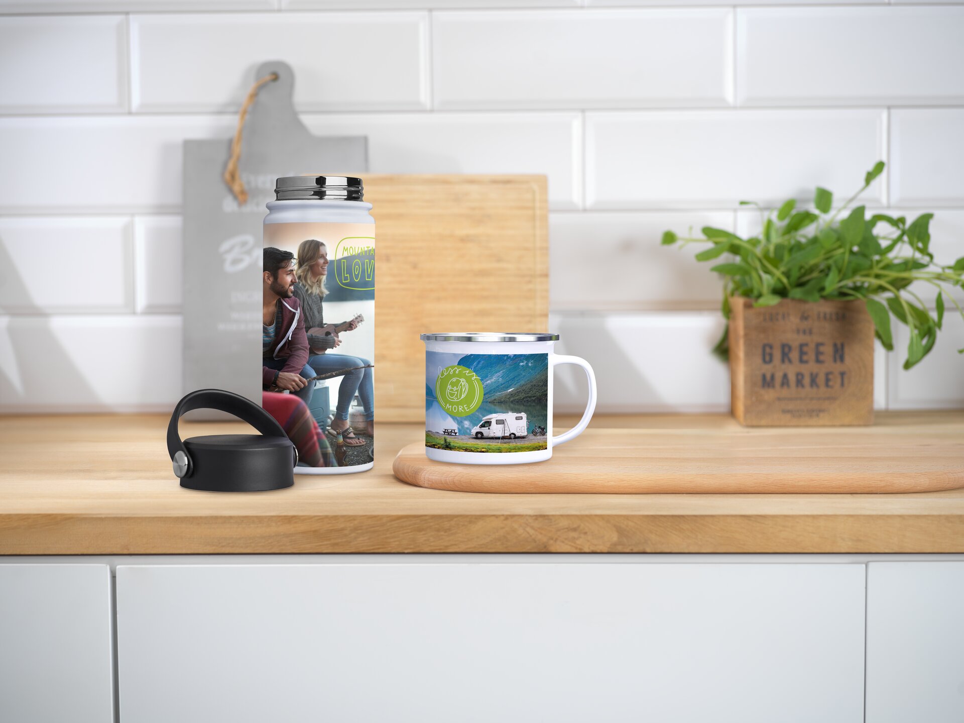 Emaillen fotomok met foto camper voor een berglandschap.