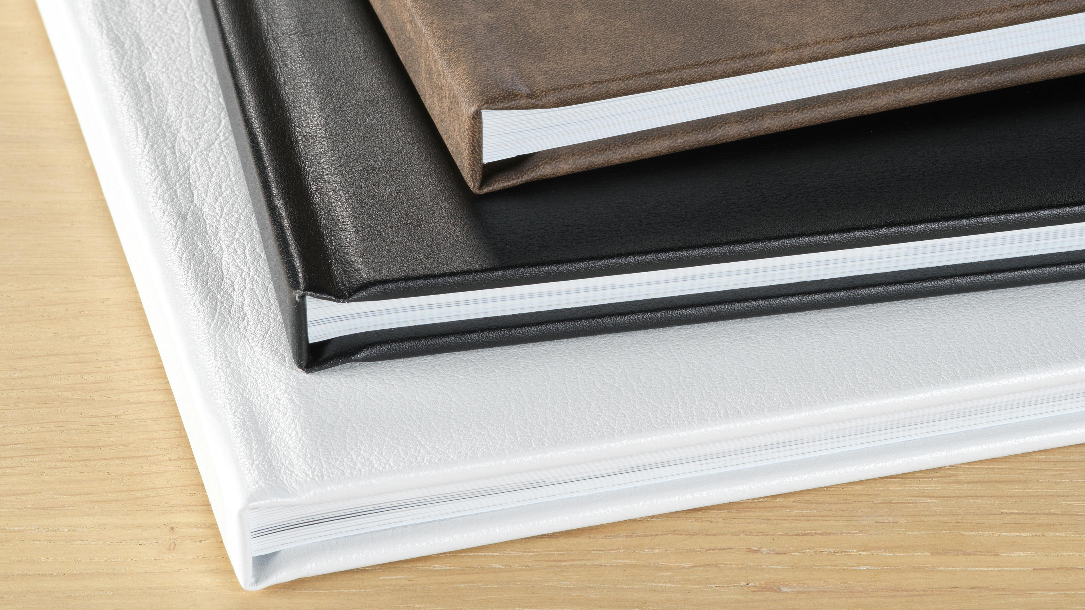 Pixum Fotobuch mit Ledereinband Das Pixum Fotobuch mit Ledereinband ist in drei verschiedenen Farben erhältlich