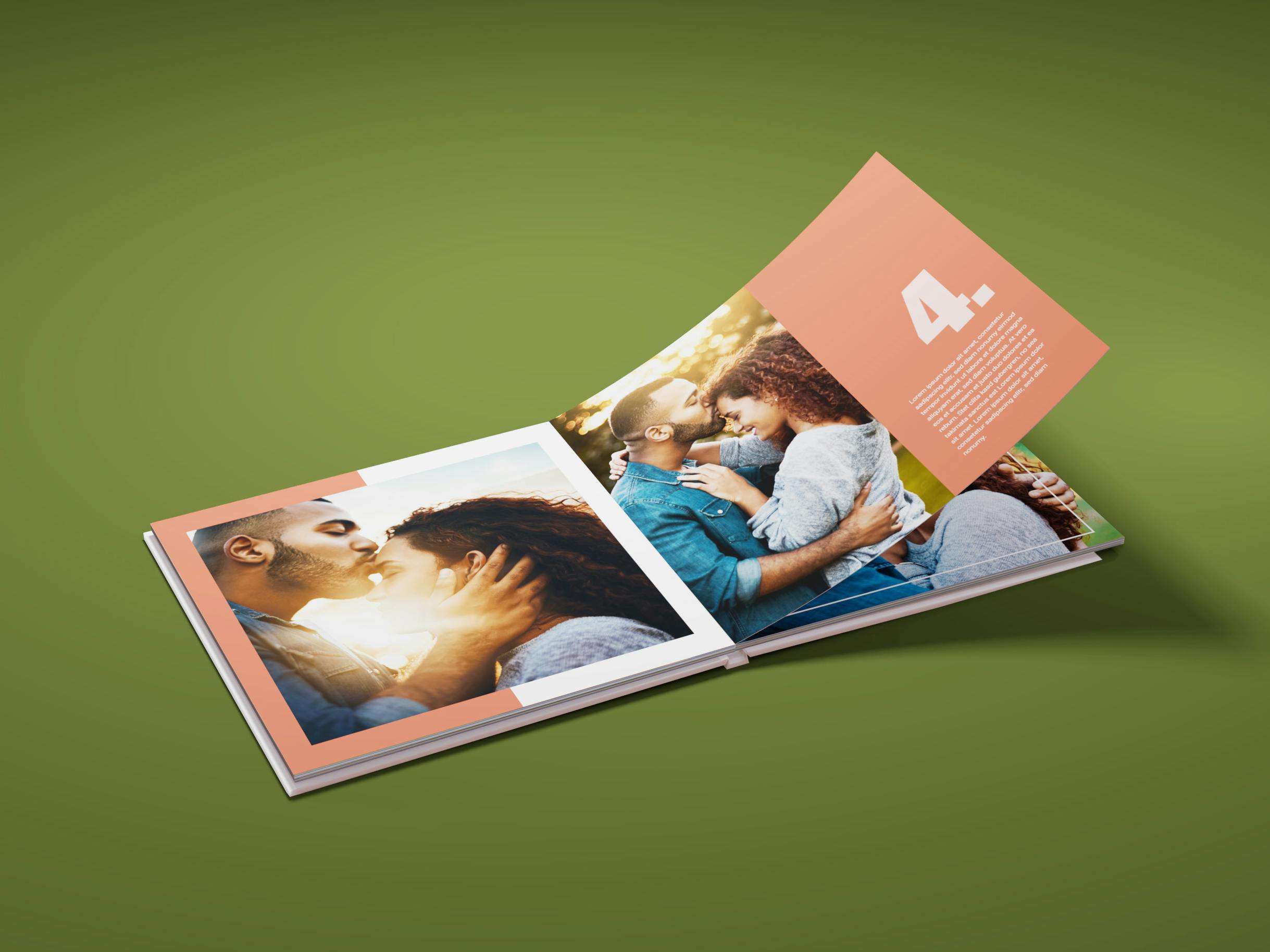 Aufgeschlagenes quadratisches Fotobuch mit Pärchenmotiven auf grünem Hintergrund