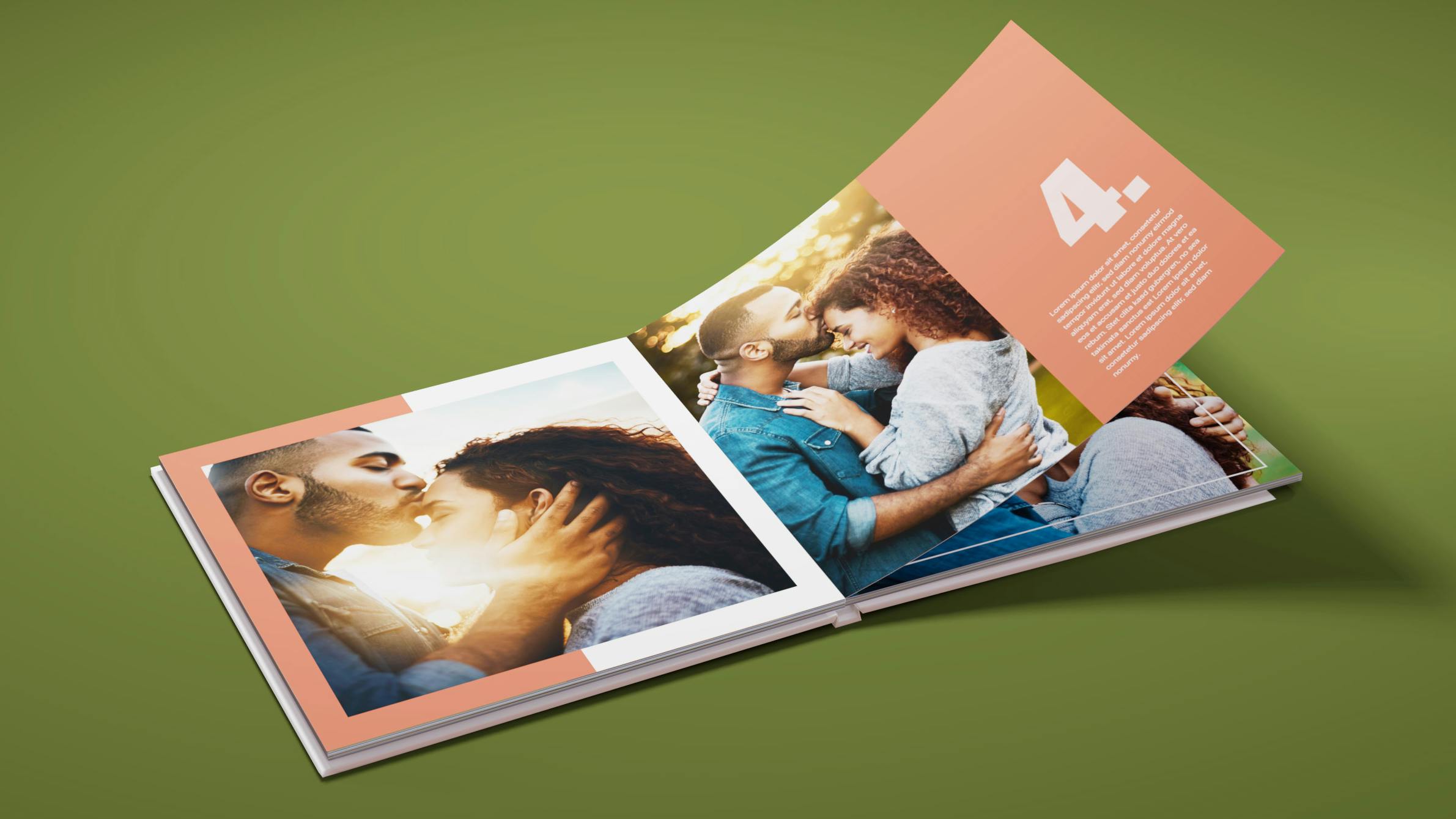 Fotobuch Quadratisch gestalten Aufgeschlagenes quadratisches Fotobuch mit Pärchenmotiven auf grünem Hintergrund