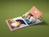 Livre photo carré ouvert avec une photo de couple sur un arrière-plan vert