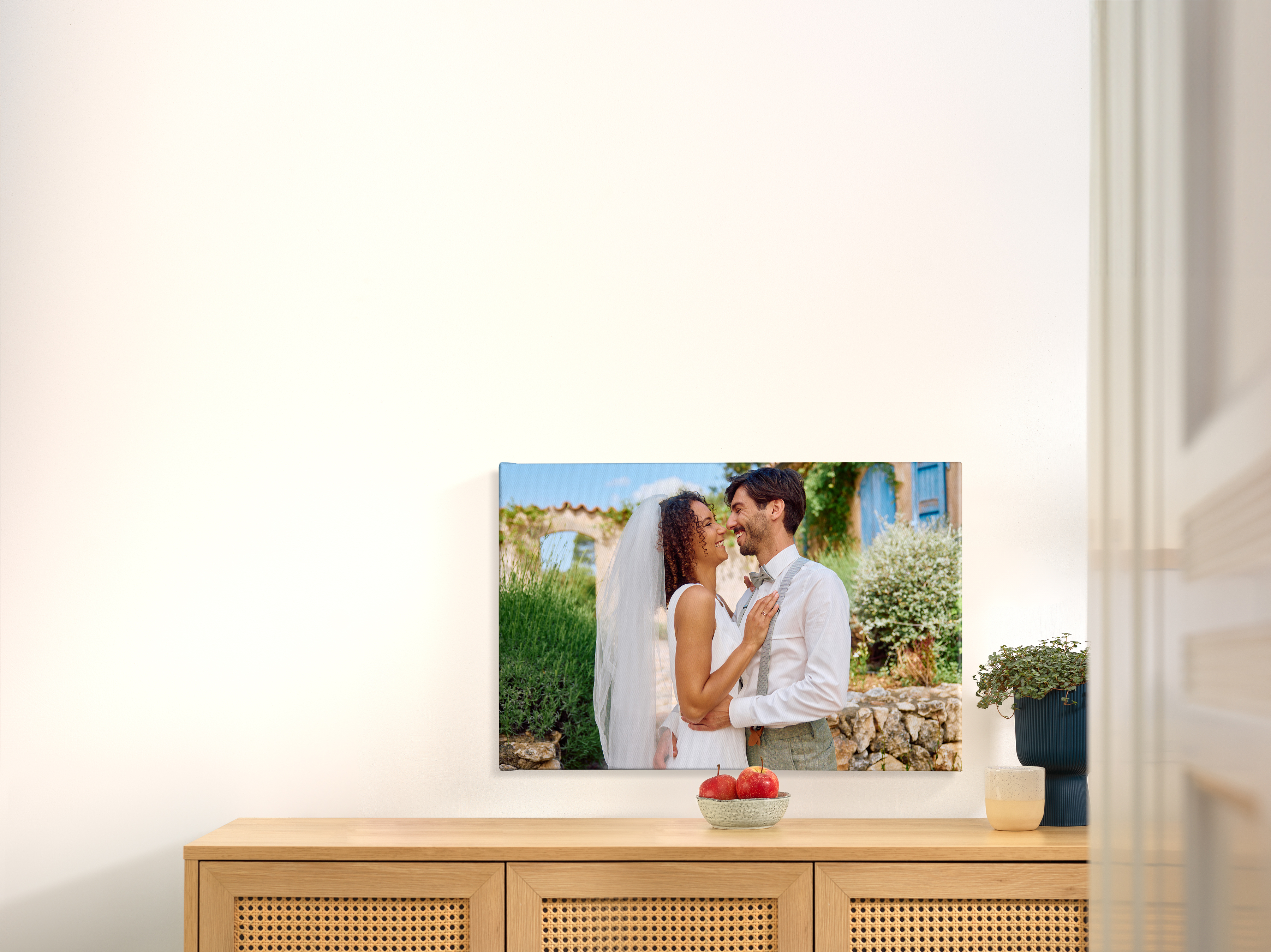 Fotoleinwand  in den Maßen 90 x 60 cm an einer Wand mit Motiv eines Pärchens.