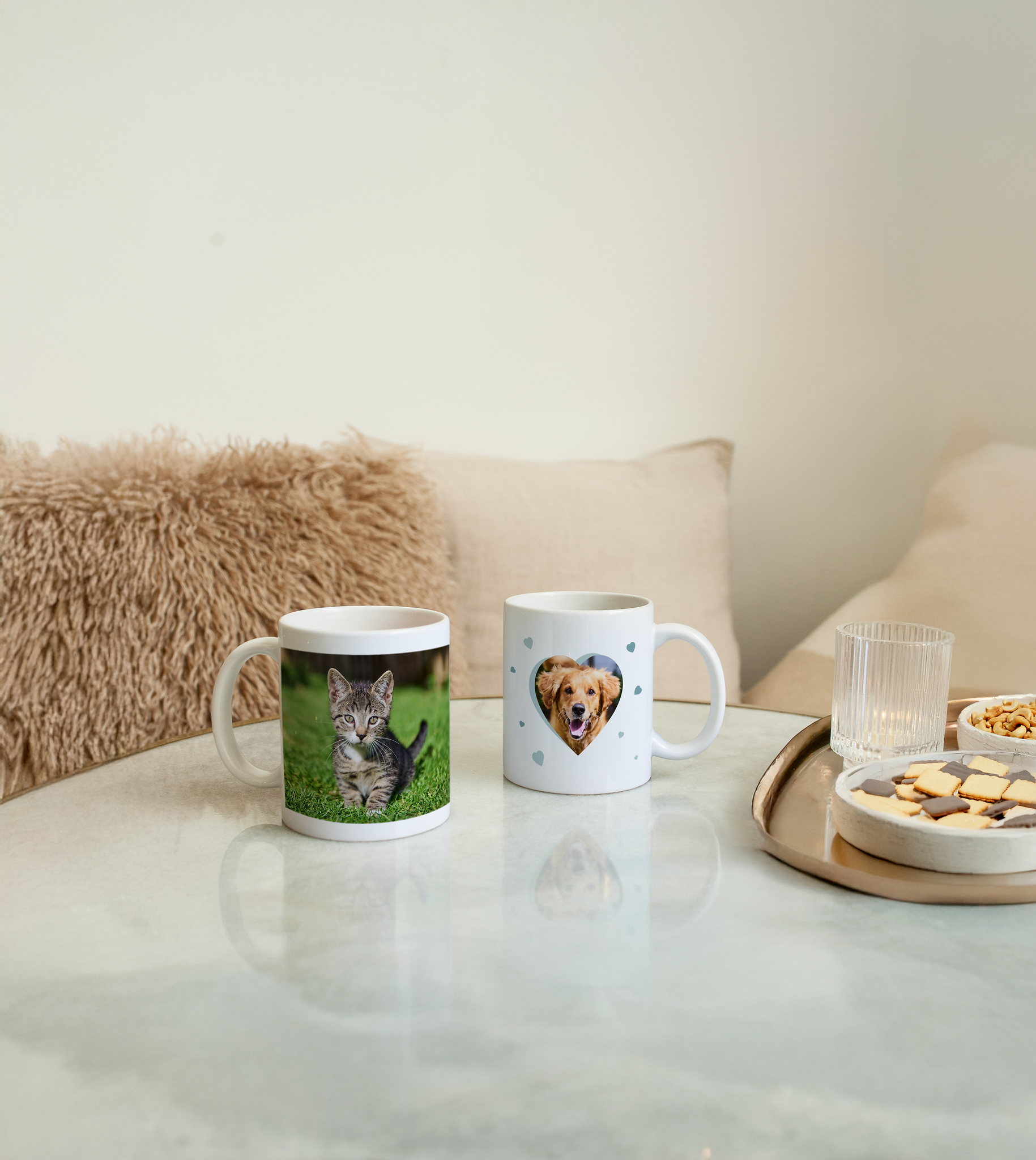 Zwei Fototassen mit Design und Fotos von einem Hund und einer Katze