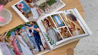 Livre photo avec cliparts Deux livres photo de mariage posés sur une table basse avec des photos de mariage et des cliparts