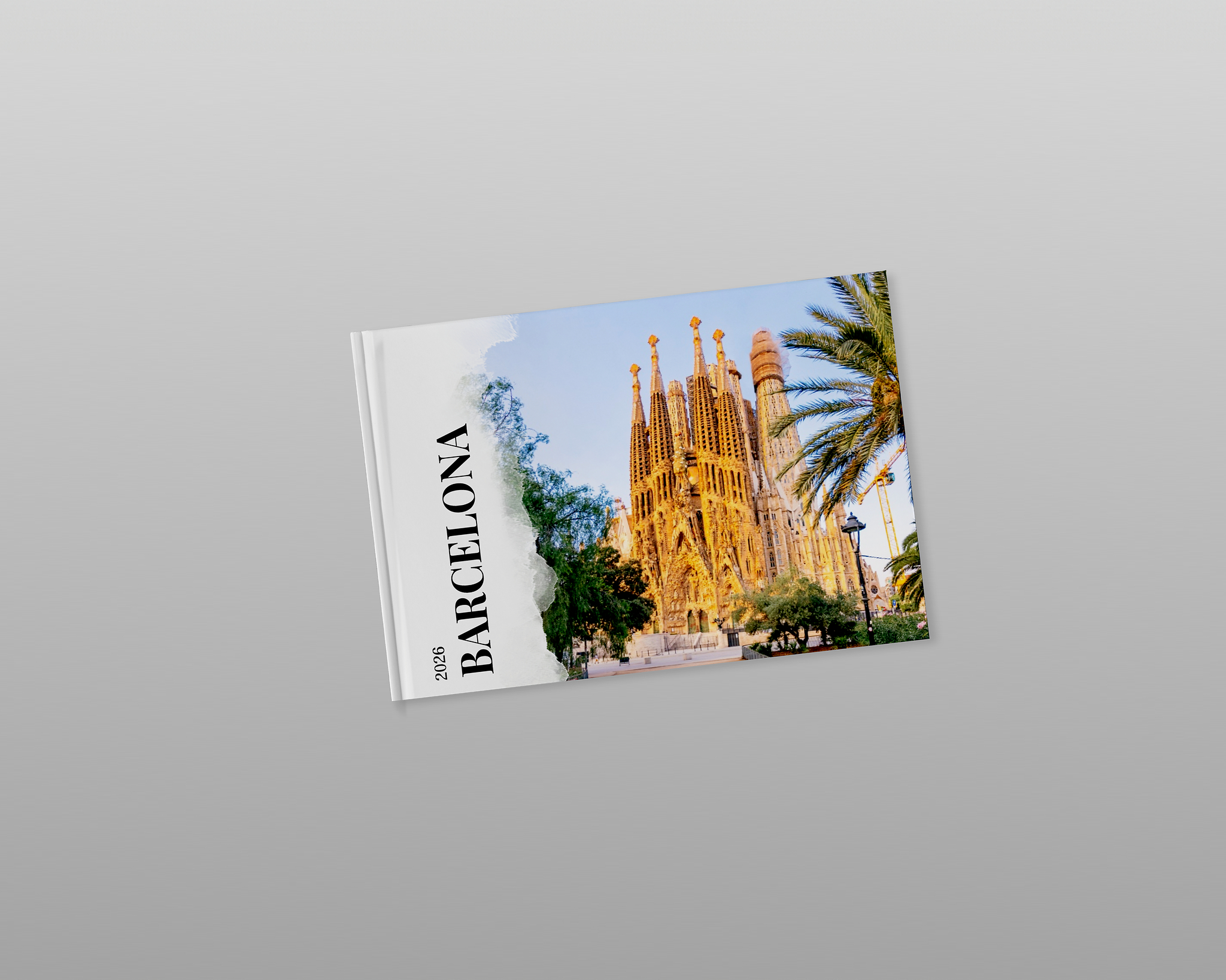 Auf einem Fotobuchcover ist ein Urlaubsbild aus Barcelona zu sehen. Der linke Rand des Bildes verschwimmt wie bei Wasserfarben. Links daneben steht vertikal der Titel des Reisefotobuchs.