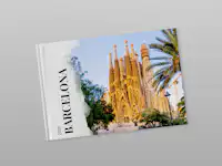 Urlaubsfotobuch mit modernem Design Auf einem Fotobuchcover ist ein Urlaubsbild aus Barcelona zu sehen. Der linke Rand des Bildes verschwimmt wie bei Wasserfarben. Links daneben steht vertikal der Titel des Reisefotobuchs.