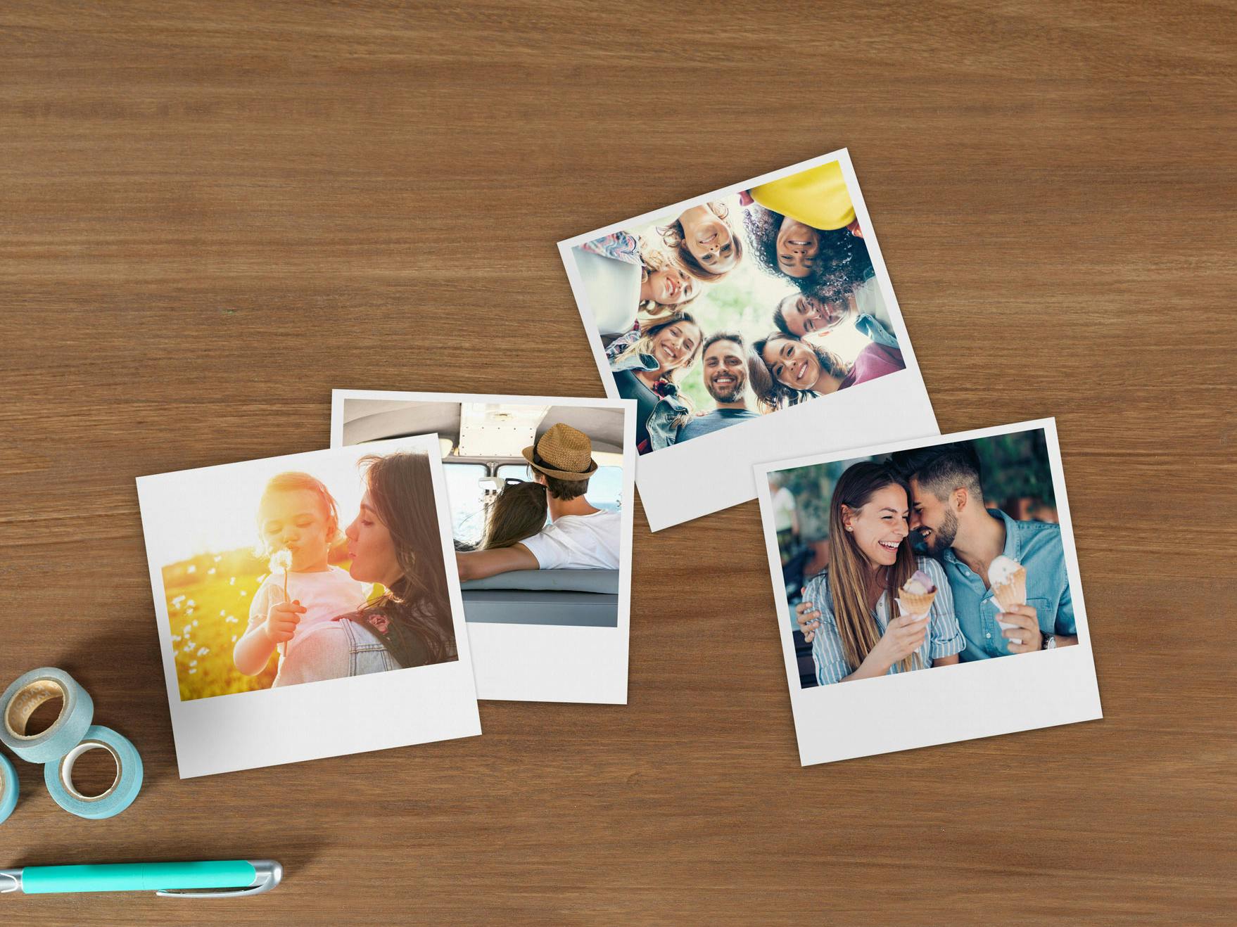 Tirage photo rétro au format carré avec des photos estivales posées sur une table en bois