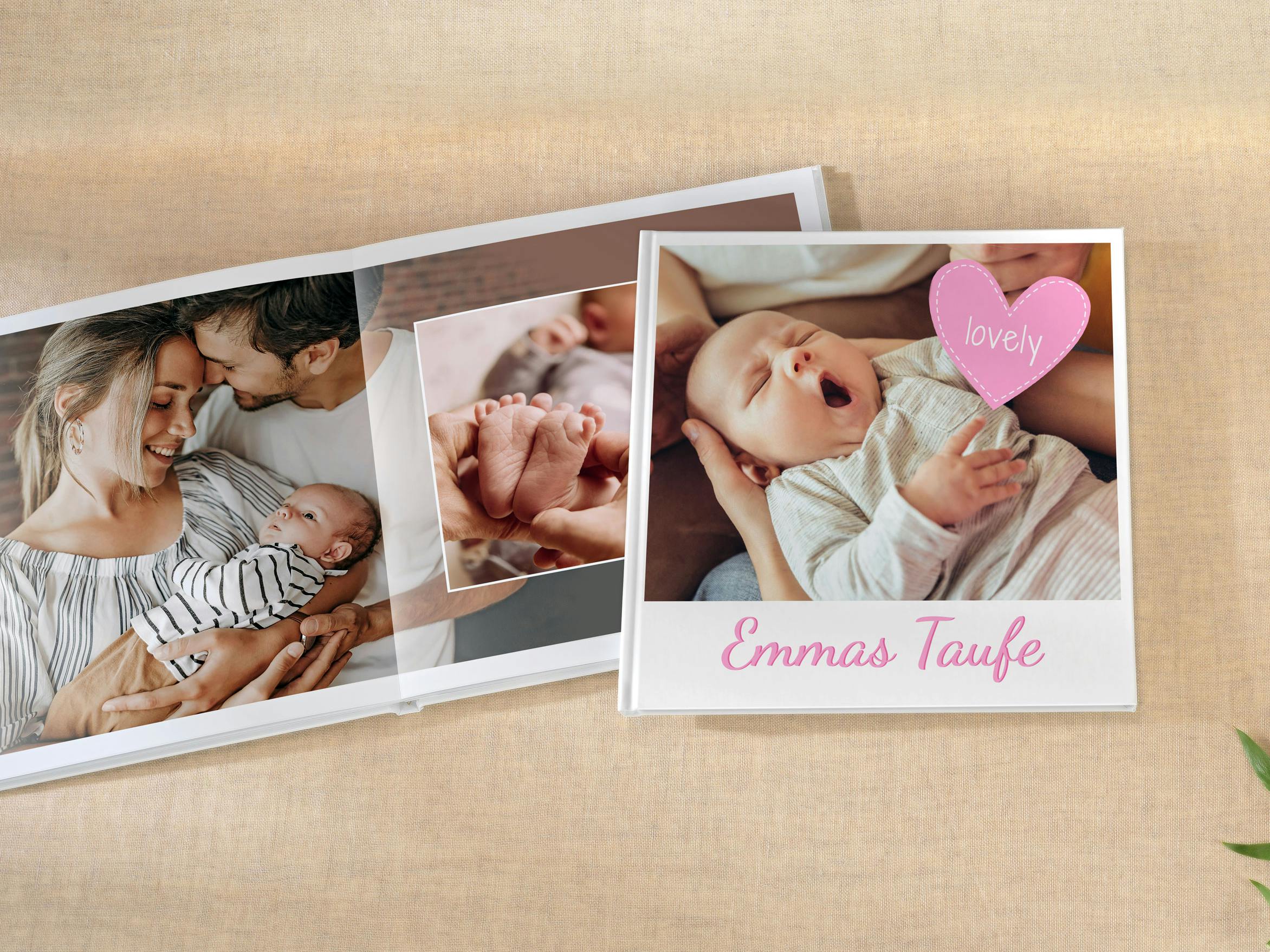 Aufgeschlagenes quadratisches Fotobuch mit Babyfotos auf beigem Hintergrund