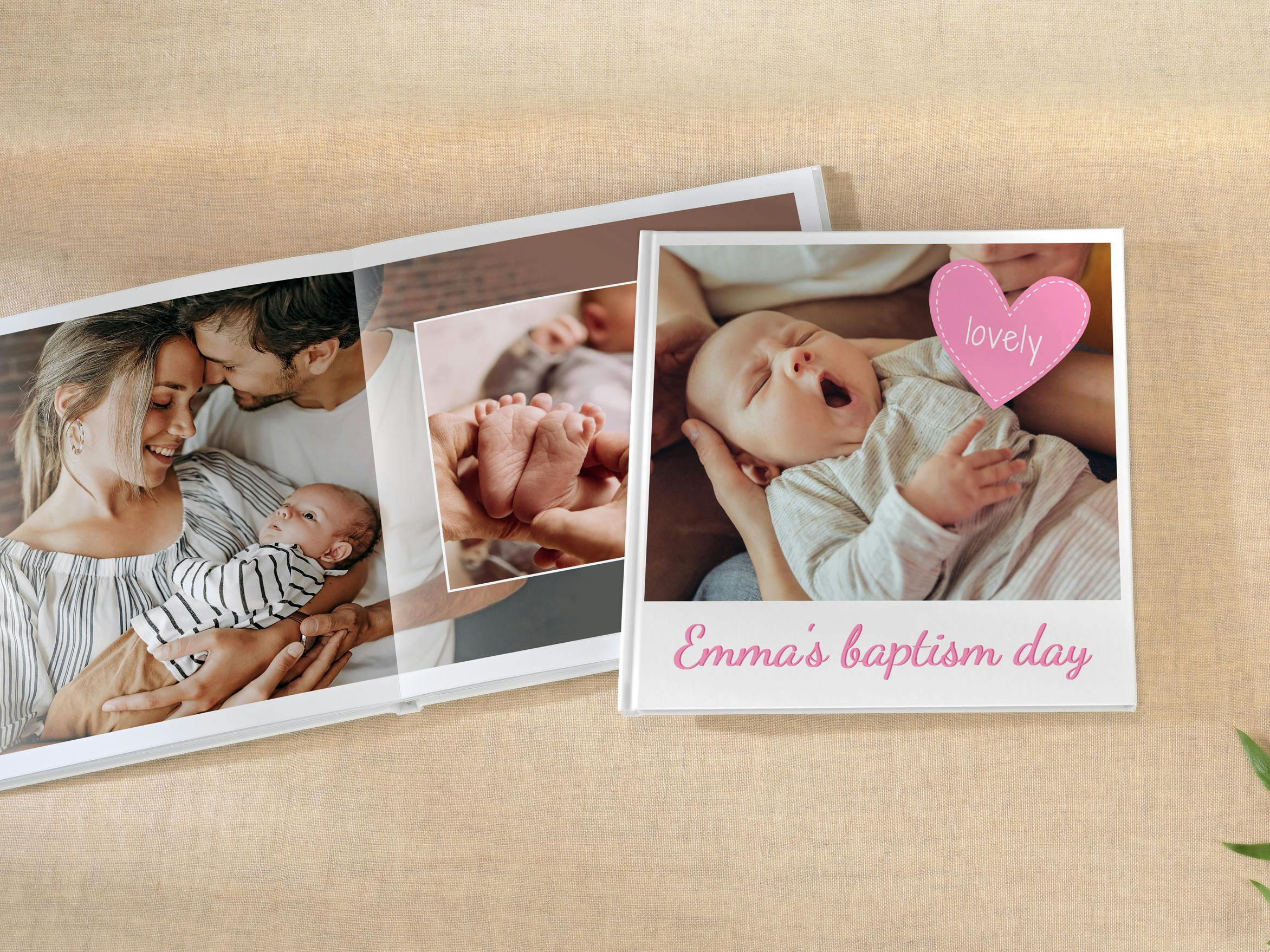 Álbum de fotos de bebé con fotos de recién nacidos en un fondo beige
