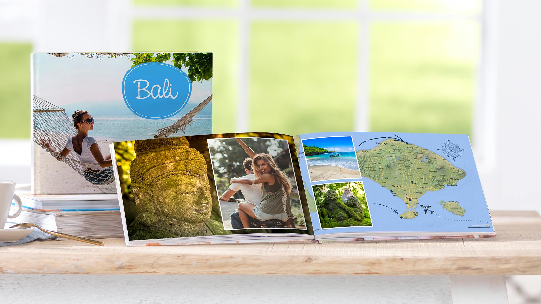 Livre photo de voyage avec des photos de Bali et une carte avec un itinéraire de voyage.