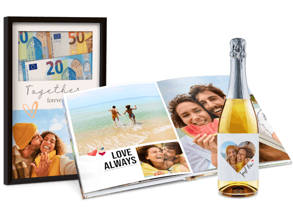 Eine Auswahl an Fotogeschenke für Brautpaare: ein Geldgeschenk im Rahmen, eine Fotobuch und eine Sektflasche mit Foto-Etikett.