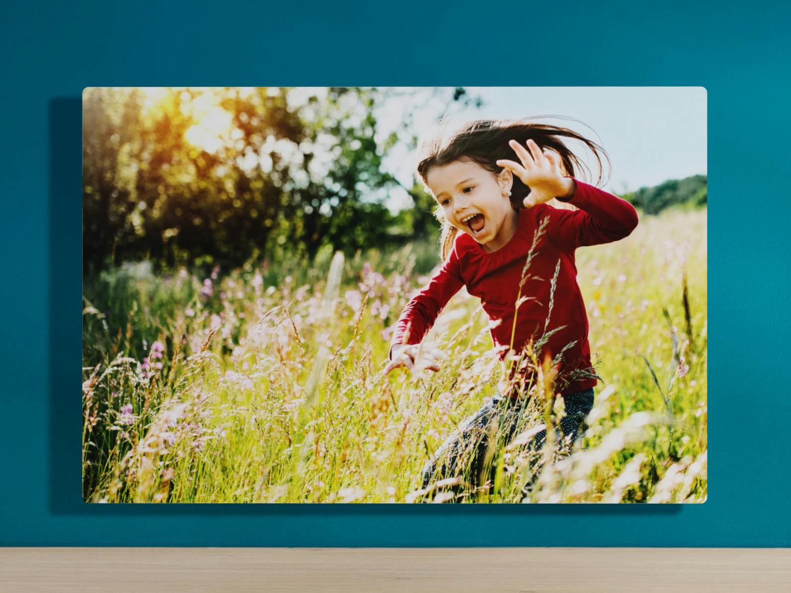 Photo sur Forex avec une image printanière d'une petite fille dans un champ