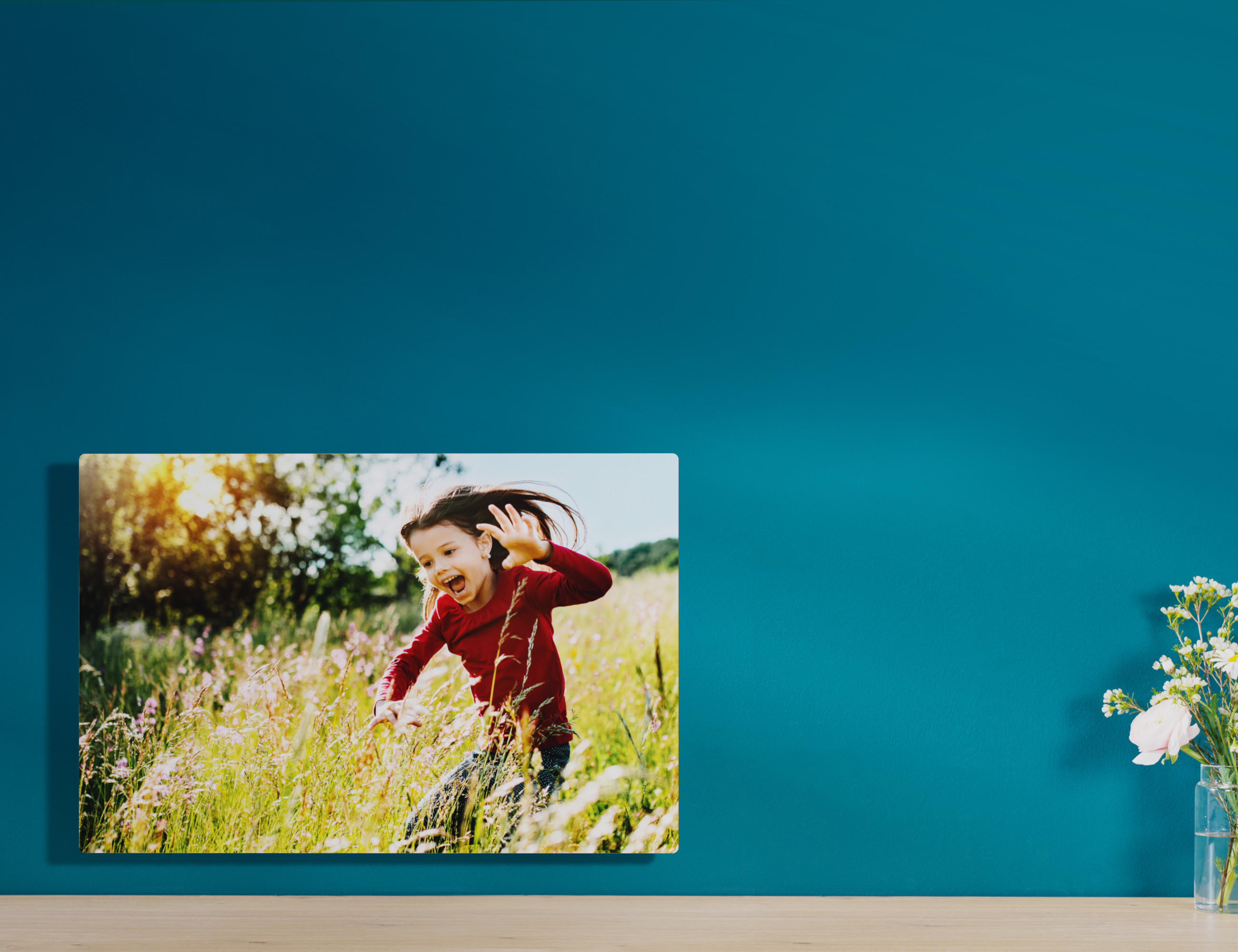 Foto auf Forex mit Frühlingsmotiv eines jungen Mädchens auf einer Wiese