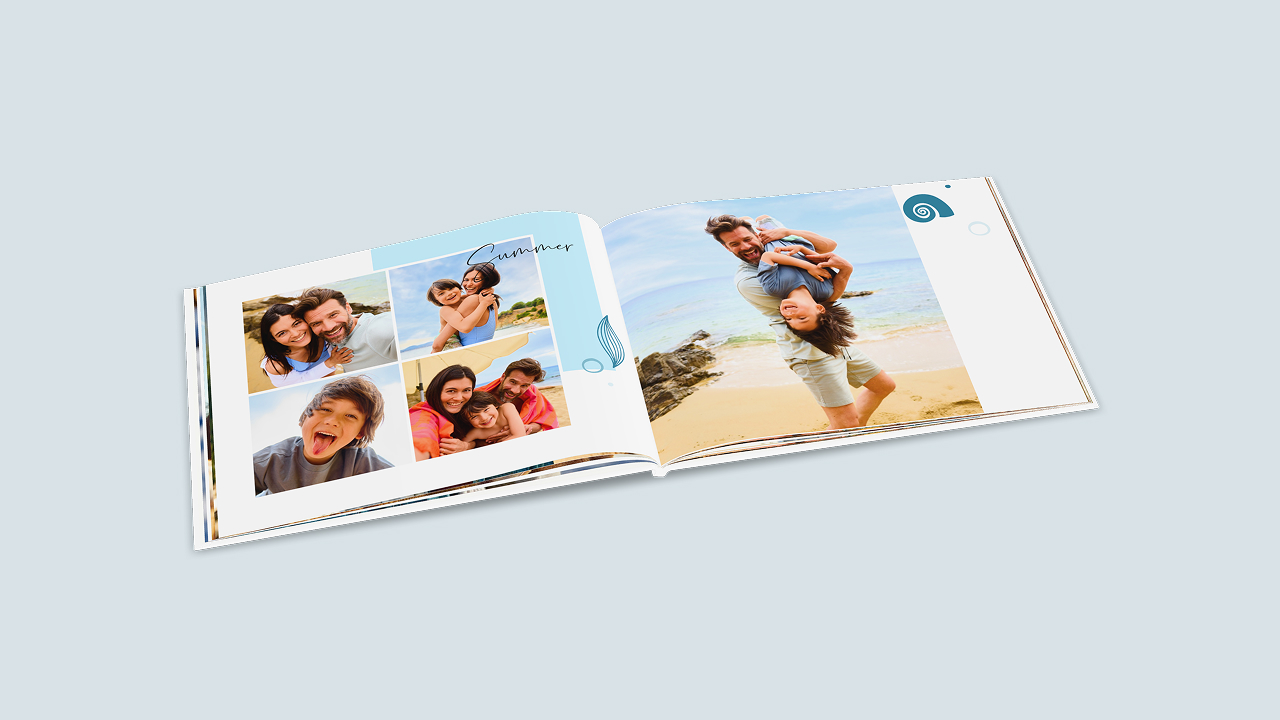 Page d'exemple d'un livre photo de famille avec le modèle de mise en page Sea Kissed.