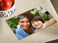 Foto de 20cm Foto de 20cm sobre una mesa