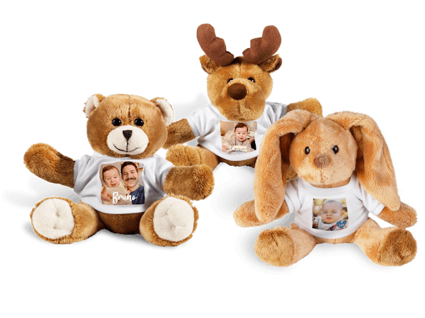 Drei Kuscheltiere mit personalisierbarem Foto T-Shirt, ein Teddybär, ein Hase und ein Elch.