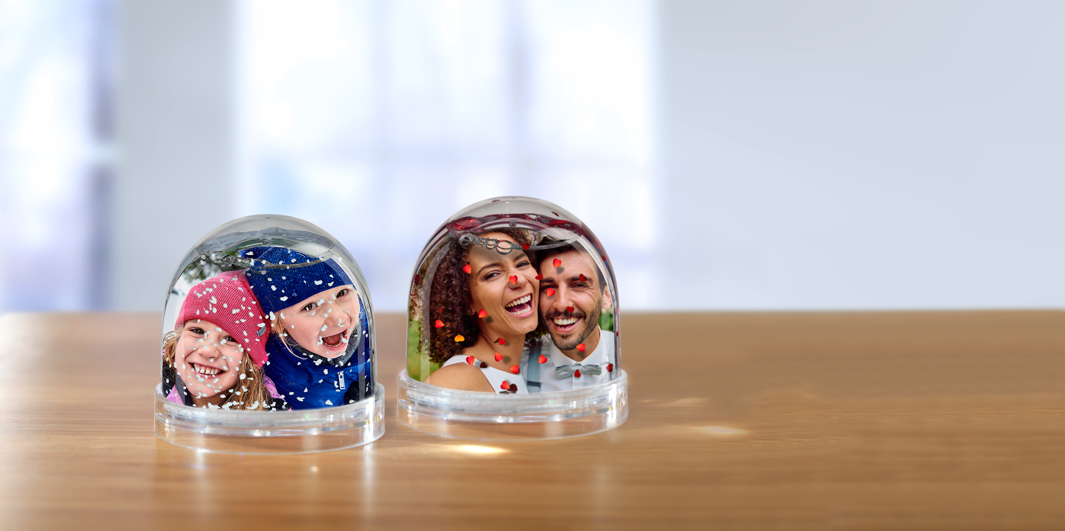 Glitzerkugel mit einem Fotos von zwei Freundinnen im Schnee