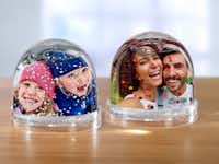 Foto-Glitzerkugel gestalten Glitzerkugel mit einem Fotos von zwei Freundinnen im Schnee