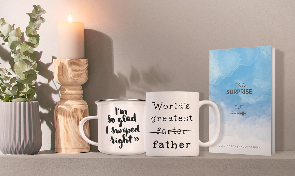 Zwei Tassen von arboxONE mit lustigen Sprüchen stehen auf einem Regalbrett.